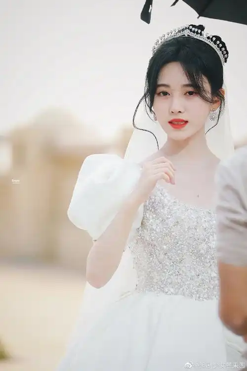 鞠婧祎星空碎钻婚纱造型