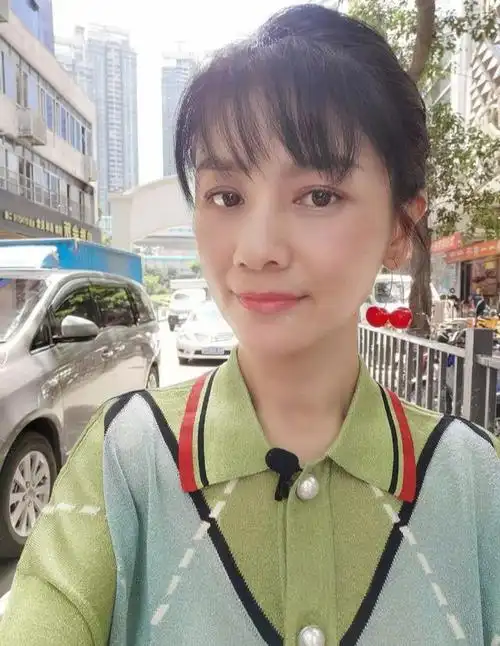 44岁胡可,体重仅94斤,直言:减肥只用1个方法