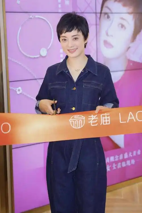 原创孙俪直接把连体裤穿火了真空穿搭法再配短发造型气质撩人