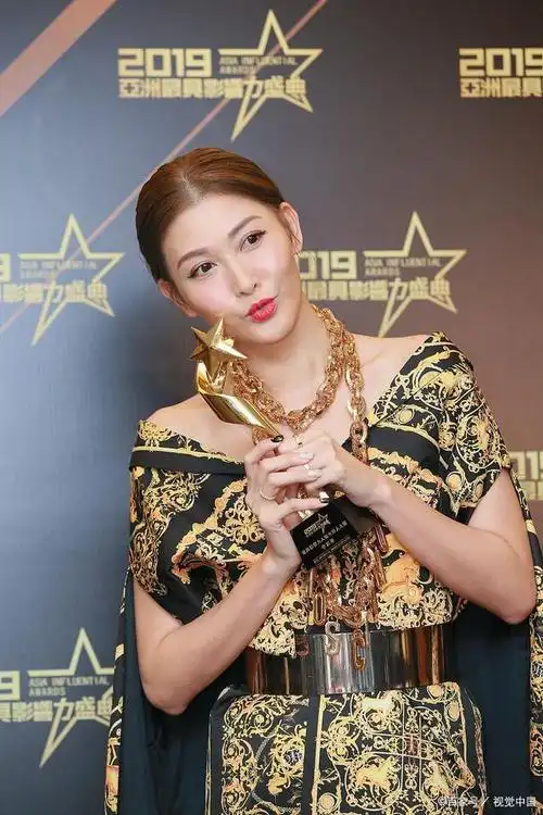 李彩桦——鹅蛋脸,双眸秀丽,鼻梁挺直,笑容甜美,形象气质上佳