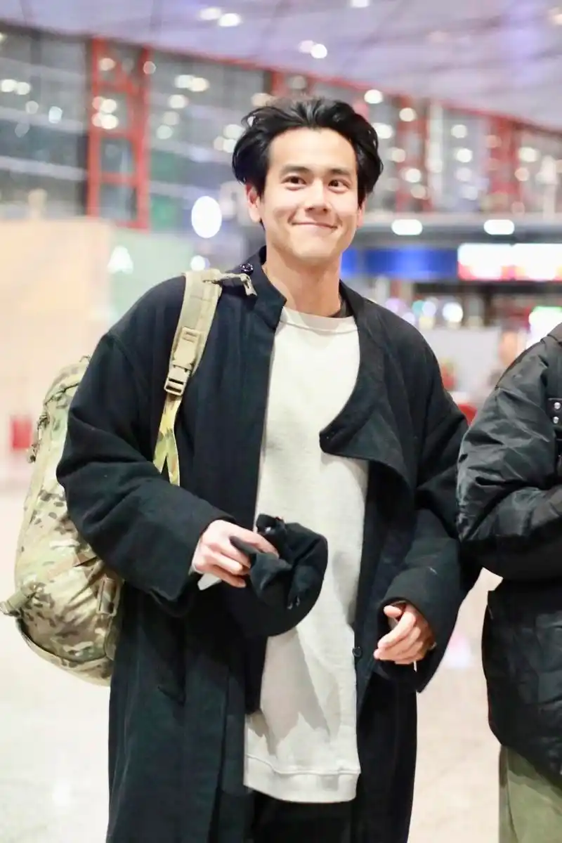 彭于晏穿大衣走机场,37岁仍保持"少年感",182cm看腿只有160cm