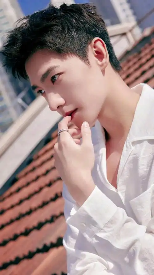 杨洋白衬衫造型,阳光帅气大男孩,这张脸怎么拍都好看