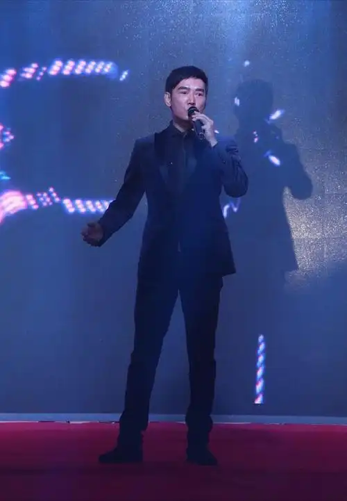 焦恩俊好像胖了但是眉眼依旧帅气迷人藏蓝色西装难藏魅力