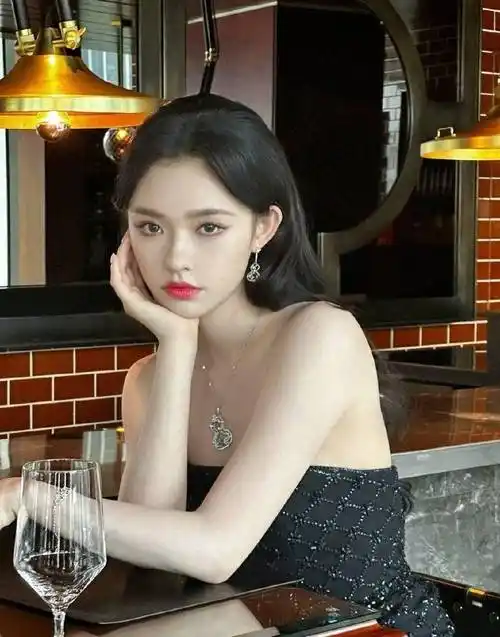 林允身穿黑色抹身材连衣裙,小秀香肩,复古名媛美的缩影,迷人_照片