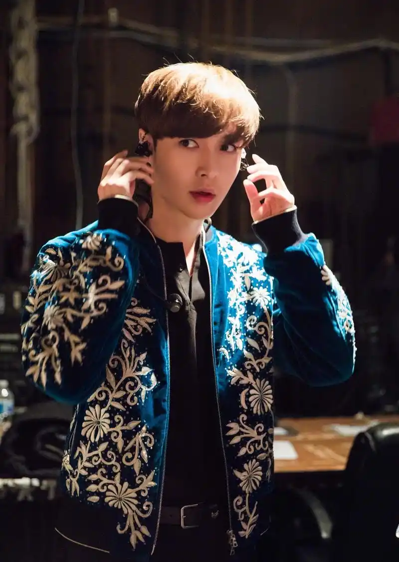 张艺兴梦不落雨林. 181106 工作室ins推特同步更新.