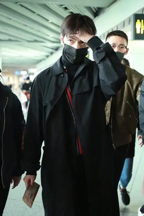 29岁杨洋学长感更强,穿长款外套身姿也挺拔,难怪女孩子都爱他