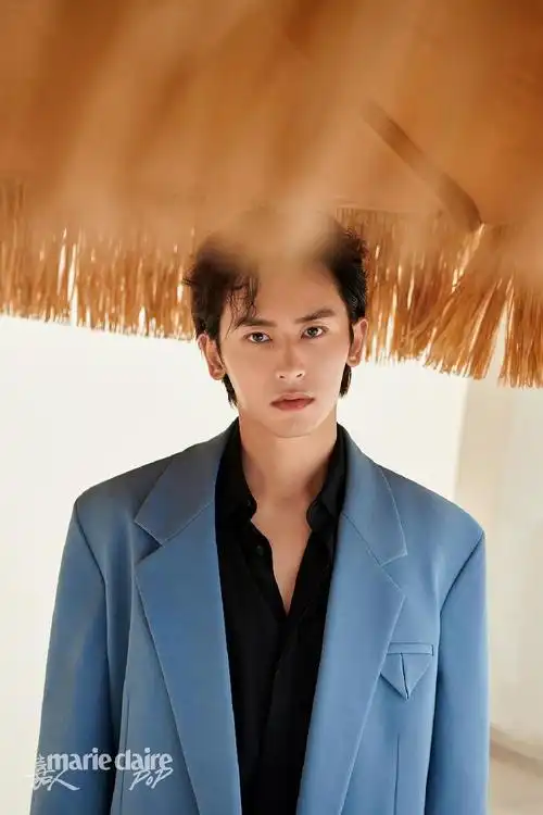 张哲瀚大刊写真生日曝光演绎初夏清新少年气