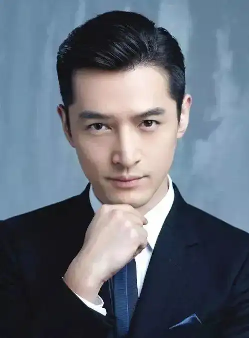 偏分的后梳大背头,更加的斯文儒雅一些,也更显精致,男生梳了这个发型