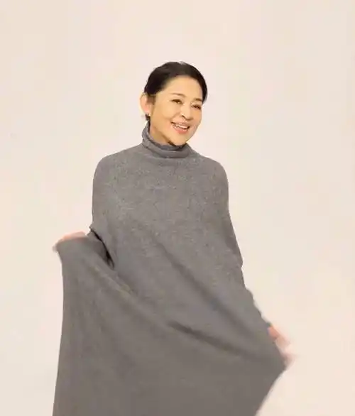 之前我在追《你好生活》的时候,倪萍老师的状态就让人羡慕:照片