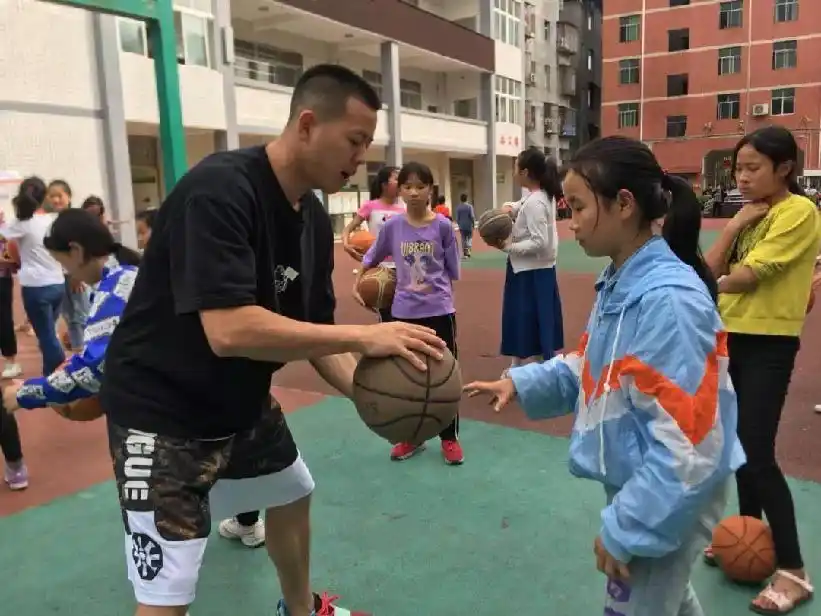 以荆永兴为偶像,这个老师想用体育带孩子走出大山