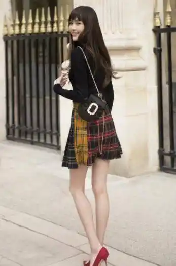 36岁唐嫣亮相活动,脚面水肿坚持穿10cm高跟鞋,冷白皮惊艳_作品_演艺圈