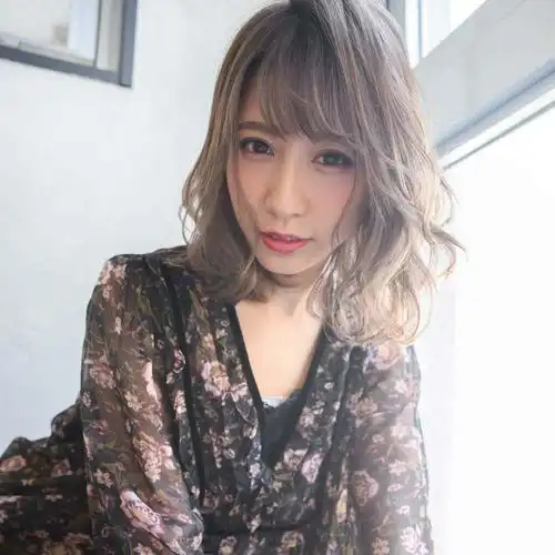 长脸女人烫发的时候,不要选择太整齐的卷形,也不要选择太帖顺的发型