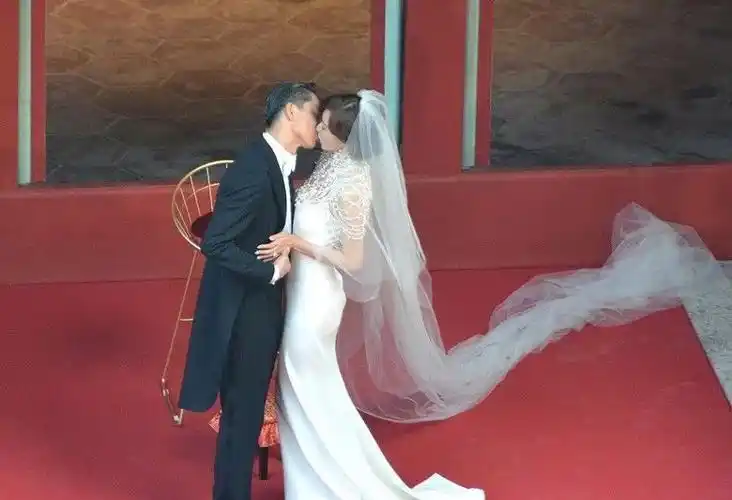 林志玲婚礼连换5套礼裙,却被嫂子抢镜?
