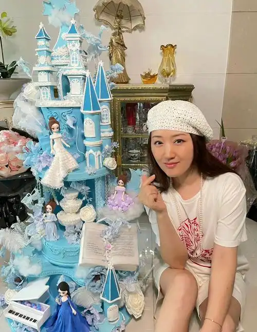 杨钰莹51岁生日三层蛋糕太少女心休闲装配珍珠嫩成小姑娘