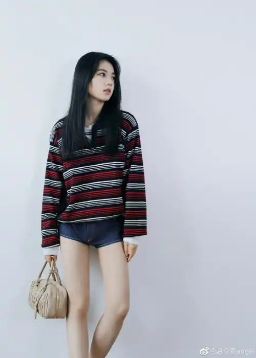 赵今麦条纹衫随拍照#赵今麦条纹衫 短裤,随性小姐姐,好邻家的感觉