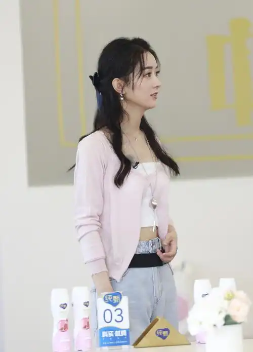 33岁赵丽颖太绝了!穿白色上衣配牛仔裤清新大方,笑起来好甜