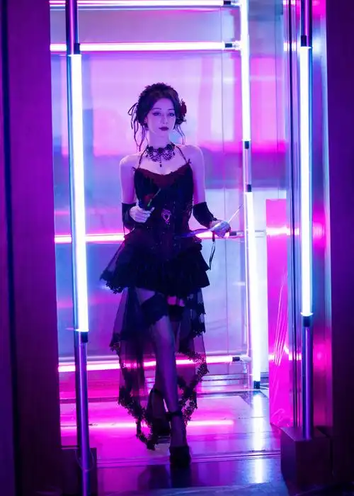 迪丽热巴执扇回眸