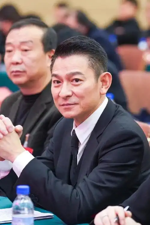 62岁刘德华告诉你发型一丝不苟裤子短一截到老也不油腻