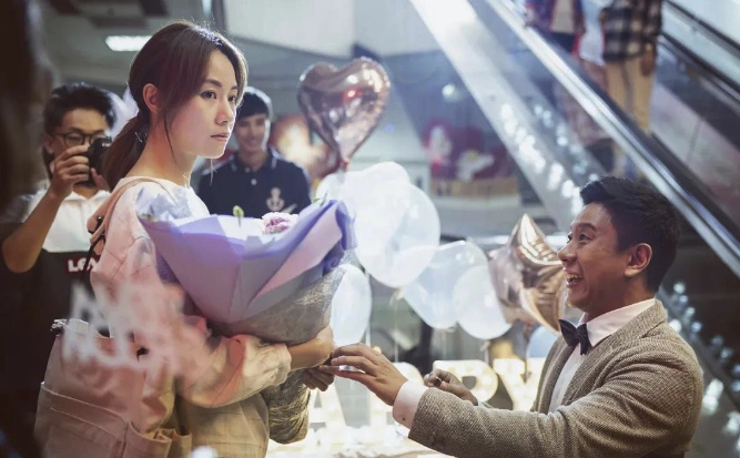 37岁邓丽欣和小6岁王子因异地恋分手,网友:方力申还有机会吗?