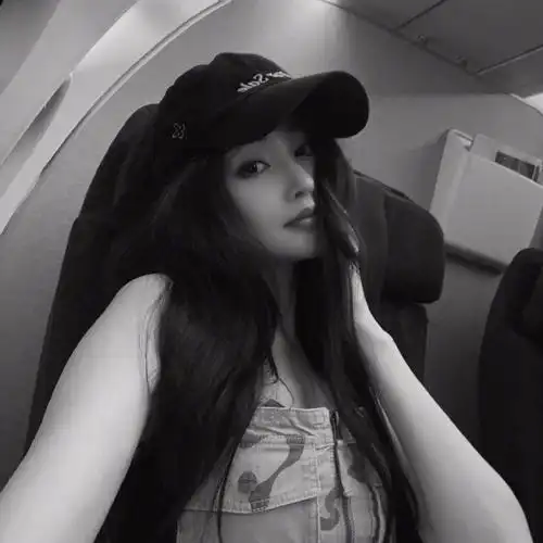 张天爱比耶#张天爱最新比耶自拍释出~是每一张都能当头像的程度,美甲