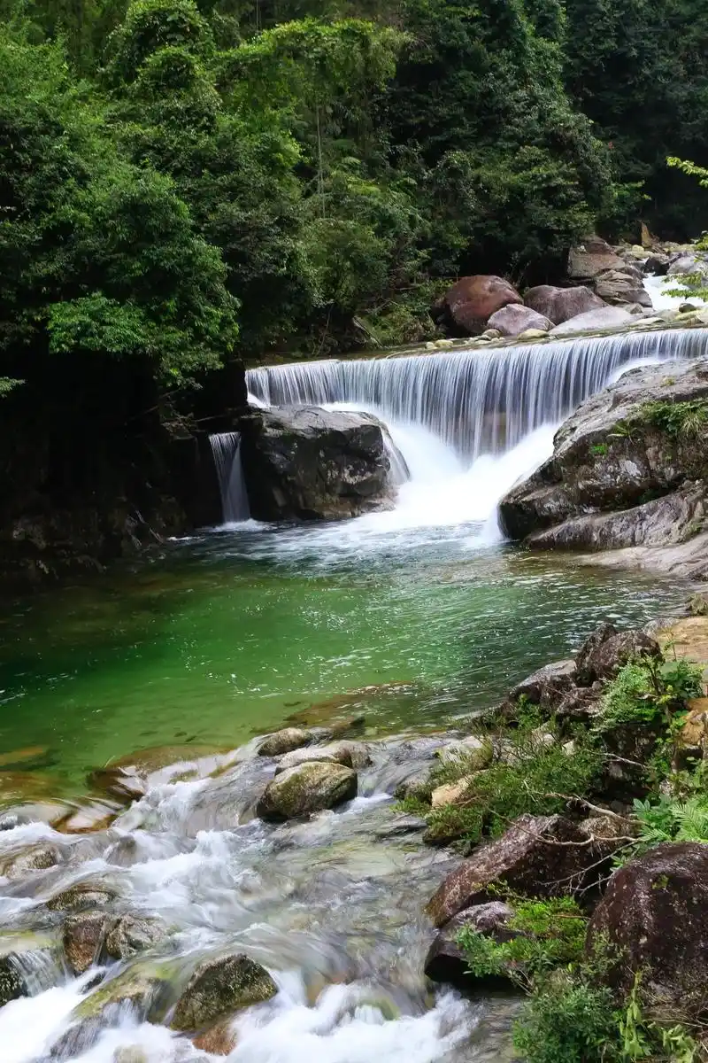 峡谷内水景动静相连,声色并茂.水清澈见底,甘甜可口.