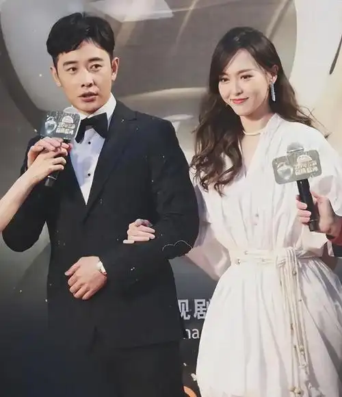 唐嫣和老公牵手亮相罗晋中年发福肿成包子脸戴假发太显老态