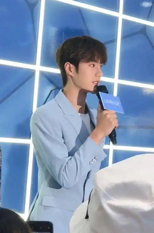 王一博活动现场生图曝光,当抬头那一刻,网友:这是什么神仙颜值_感觉