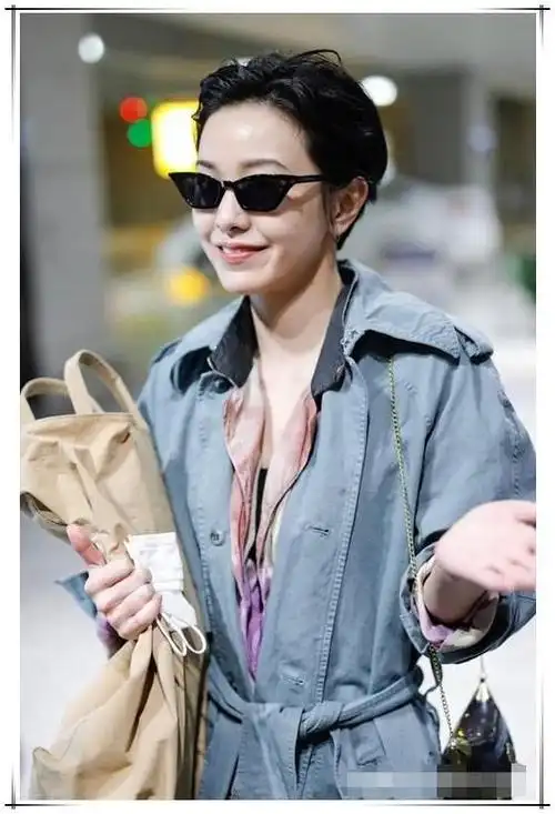 一款"大背头"简直是帅呆了,三七分的发型,简直就是大哥的风范啊!