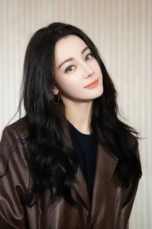 迪丽热巴新剧开机晒美照嘟嘴卖萌甜如少女和黄景瑜再传绯闻