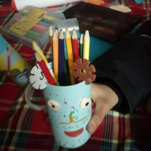 其它 如何做笔筒 写美篇然后,将它裁剪好,选出适合瓶子的那一半.