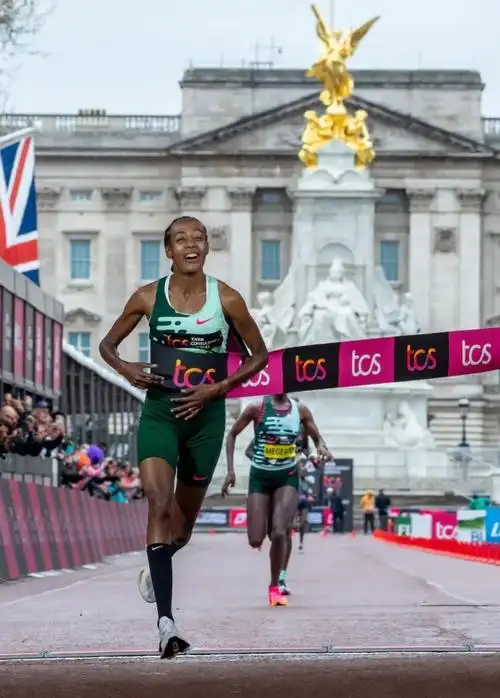 却是颇丰,2022年伦敦首马以2:18:34的成绩夺冠;2023芝加哥马拉松以2