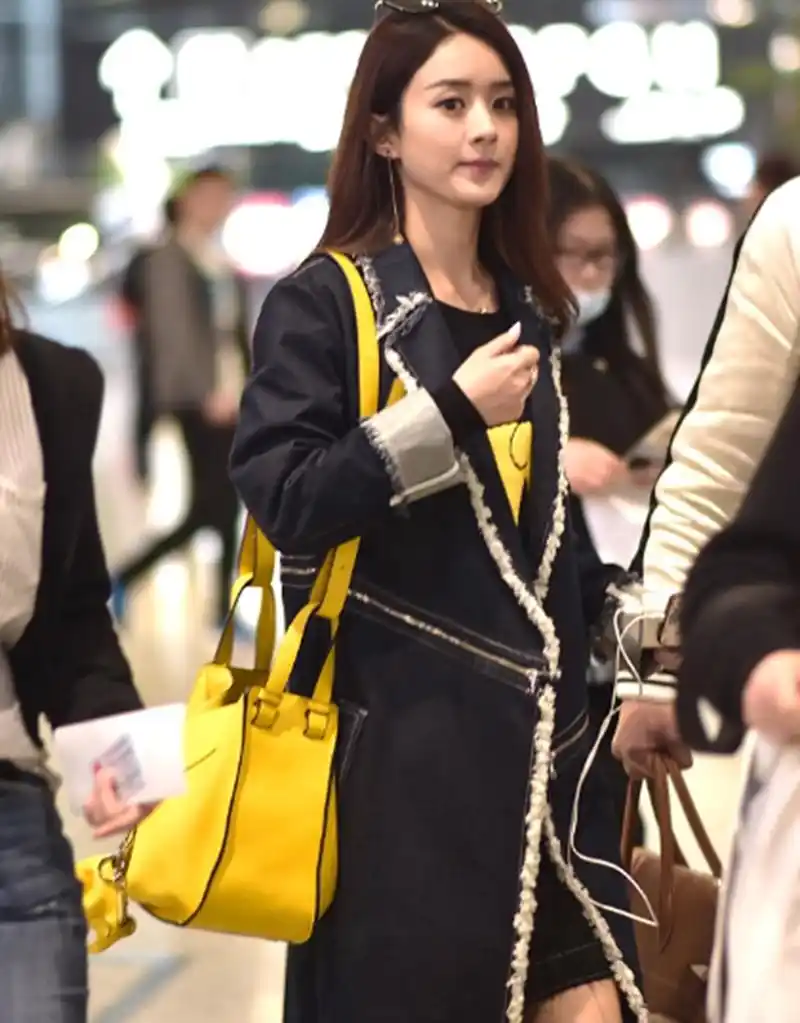 赵丽颖机场穿搭,永恒的黑白配,网友:越来越会穿了!
