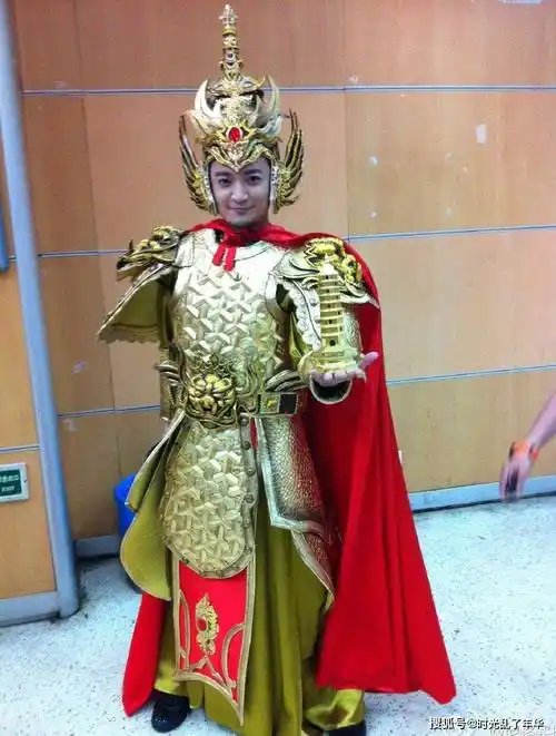 下界降妖动不动就能调动十万天兵天将,第二,他的玲珑宝塔是天界间数一