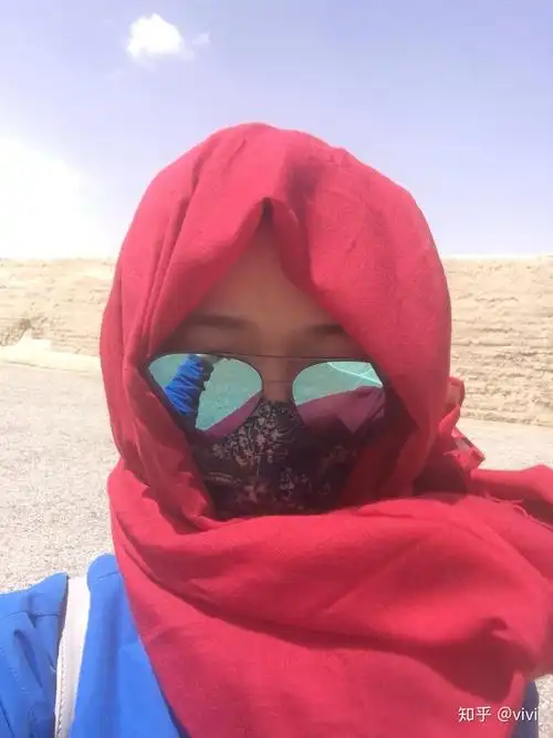 度,风特别大,漫天的柳絮让我不停的打喷嚏,全副武装,遮脸的丝巾被大风