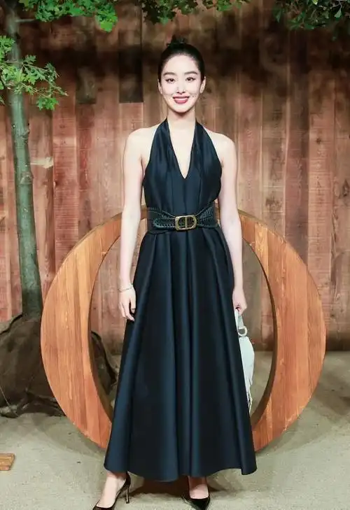 杨采钰真是自带贵气v领上衣配纽扣裙全黑搭配看着挺优雅