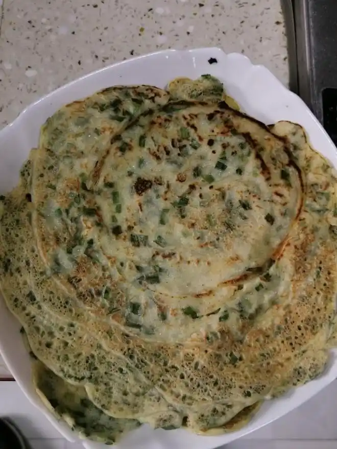 小时候,奶奶最爱做的韭菜饼,做法简单,皮薄酥脆,咬一口满嘴香