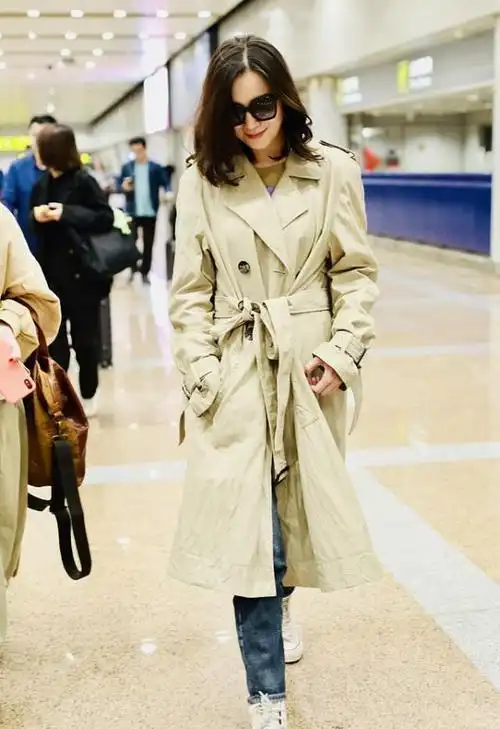 女明星穿风衣出行系带勒超紧衣服都皱了戴黑超酷劲十足