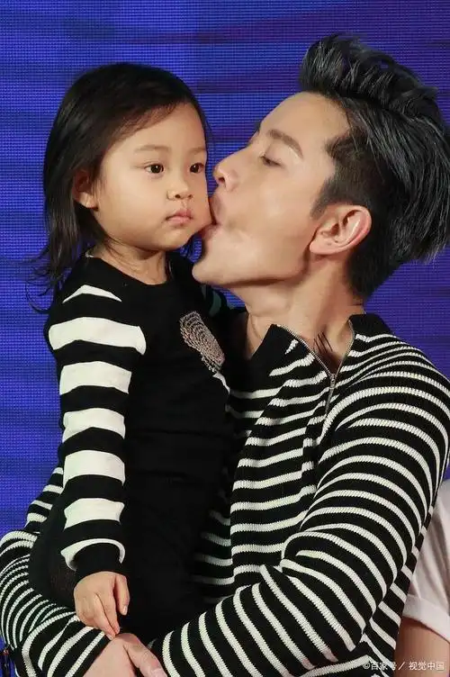 照片中的父女俩,漫步在街头,9岁的小糯米已经长成了一位小公主,走起路