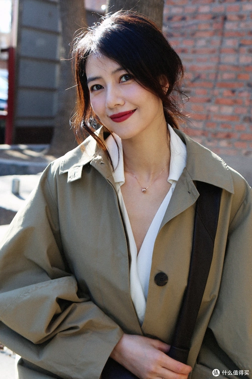 高圆圆晒春天约会穿搭42岁的女神还是那么知性而我又看中了她的包