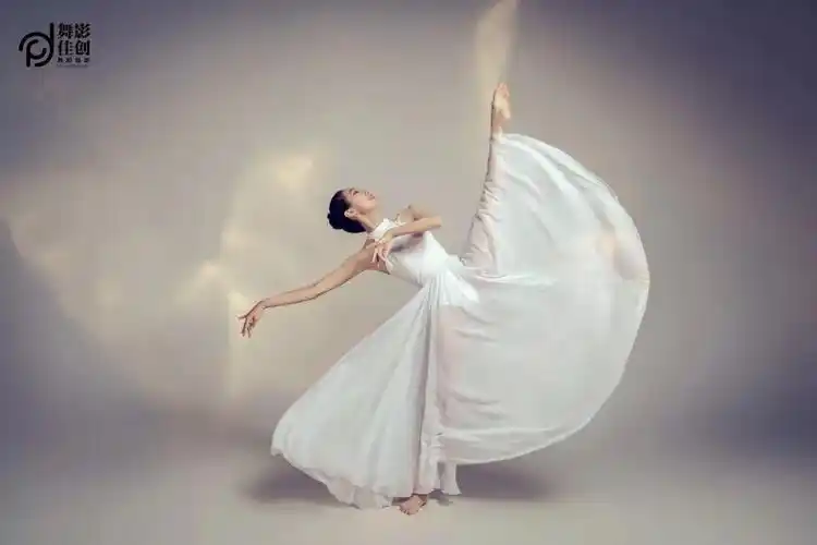 甩裙踢后腿second动作二吸芭c提旁腰甩裙first动作一点击全屏查看视频