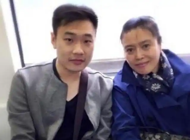 如今丁嘉丽已经58岁了,因为和两人丈夫都孕育了一个孩子,如今她姻个