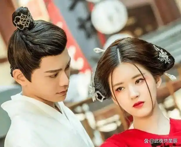 赵露思被黑怕了!跟丁禹兮线下合体时,手放的位置成亮点,心疼你