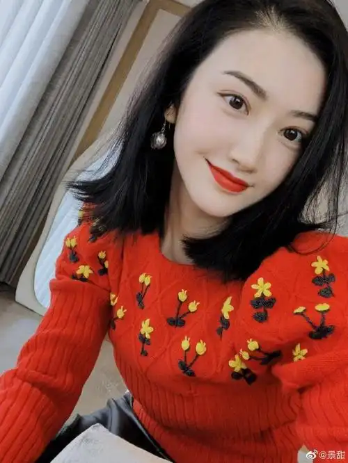 新浪娱乐讯 21日,景甜微博晒新春自拍,红色毛衣搭黄色小花十分喜庆,对