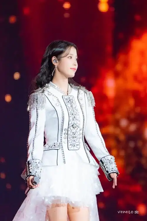 李知恩超话7015#iu唱作俱佳#220921 iu李知恩 蚕室演唱会高清饭拍