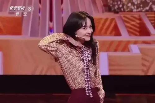 郑爽参加央视直通春晚当场浮夸走秀展现风采