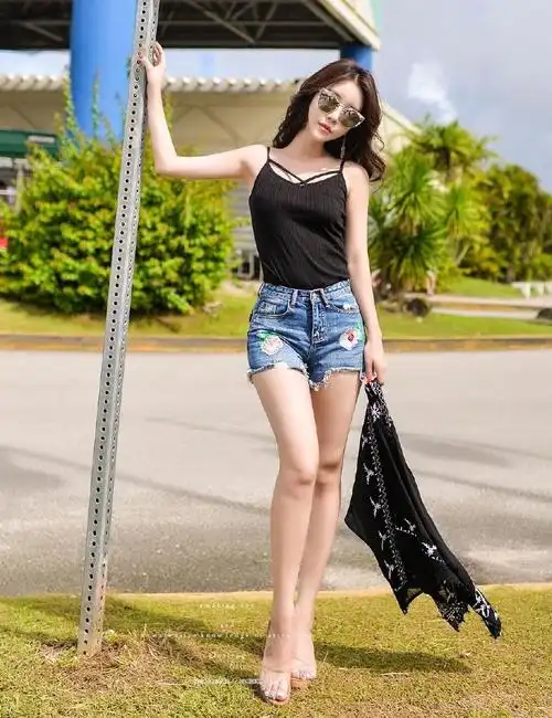 吊带与短裤搭配别说戴上墨镜挺酷