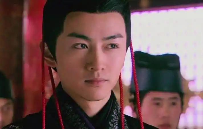 2013年,陈晓迈入首次出演古装剧《陆贞传奇》,情深忍耐的高湛,束发