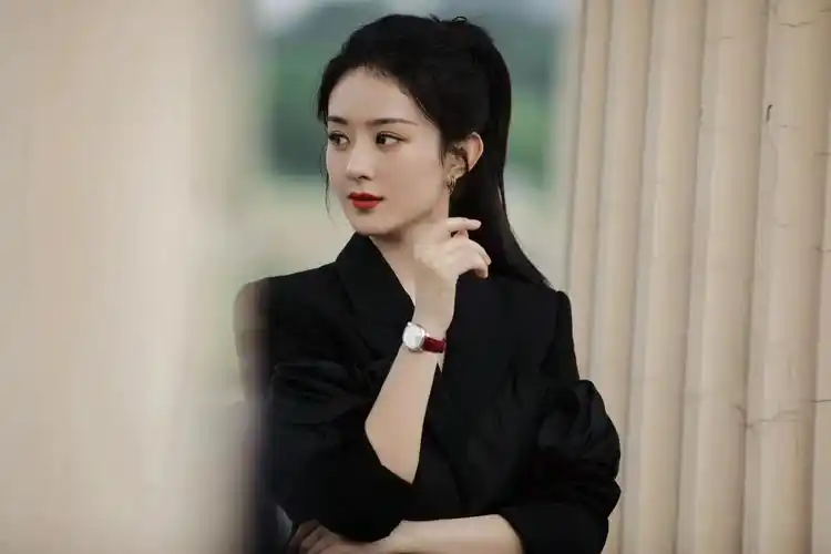 赵丽颖气质越来越好,穿西装搭配高马尾,干练又不失优雅