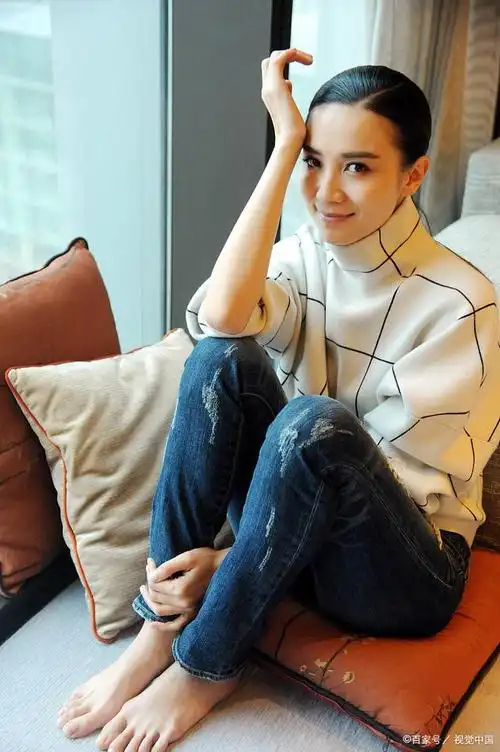 事实证明,42岁未婚未育的宋佳,早已走上女演员的另一条大道