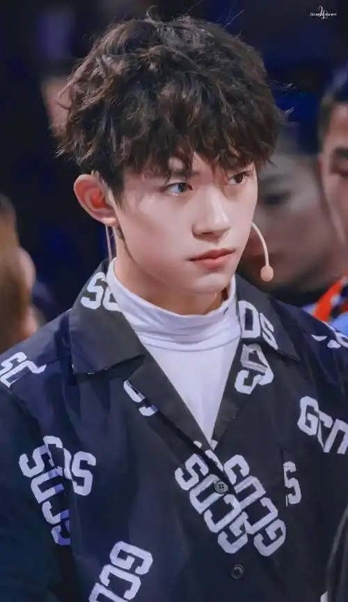 易烊千玺的发型,你是卷毛党还是顺毛党?_造型_气质_紫色